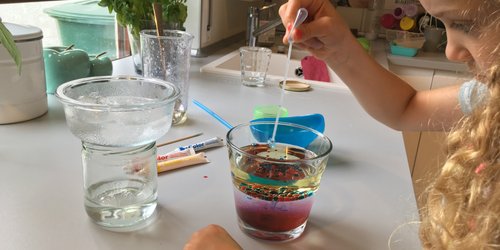 Experimente mit Wasser für Kinder: Faszinierende Highlights & kindgerechte Erklärungen