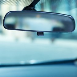 Lebensretter im Auto: Der Hebel am Rückspiegel ist wichtiger, als die meisten glauben!