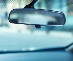 Lebensretter im Auto: Der Hebel am Rückspiegel ist wichtiger, als die meisten glauben!
