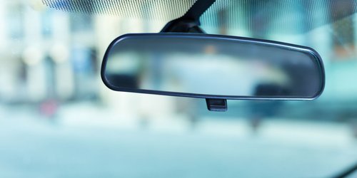 Lebensretter im Auto: Der Hebel am Rückspiegel ist wichtiger, als die meisten glauben!