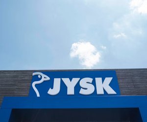 Neu&#x20;bei&#x20;Jysk&#x3A;&#x20;Alle&#x20;lieben&#x20;diesen&#x20;Vintage-Nachttisch&#x20;mit&#x20;Rollladen-Schiebet&#x00FC;ren