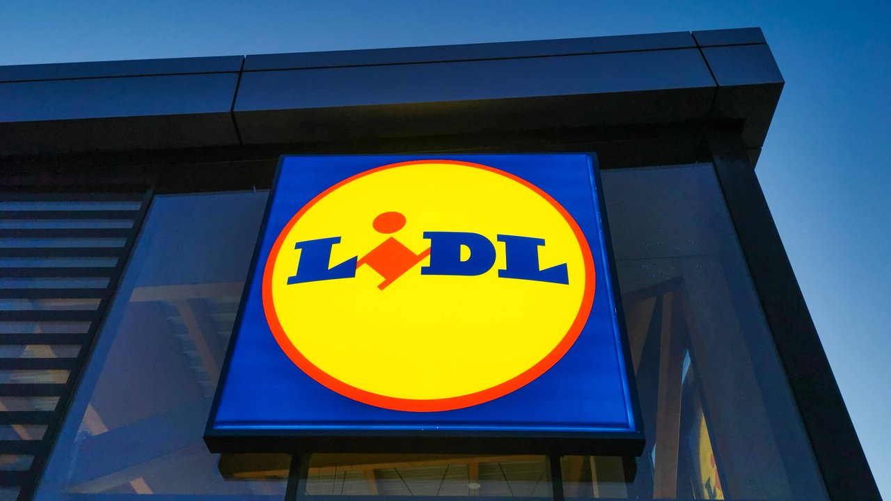 Lidl Logo bei Nacht