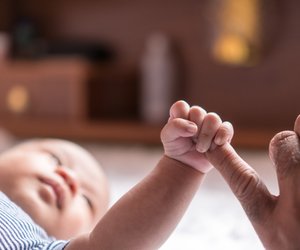 Ab wann greifen Babys? Vom Reflex zur präzisen Bewegung
