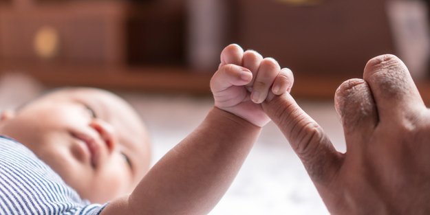 Ab wann greifen Babys? Darum ist der Meilenstein für unsere Minis so wichtig