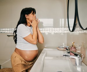 Botox,&#x20;Retinol&#x20;&amp;&#x20;Co&#x3A;&#x20;Was&#x20;Schwangere&#x20;wirklich&#x20;meiden&#x20;m&#x00FC;ssen&#x20;&#x2013;&#x20;und&#x20;was&#x20;laut&#x20;Experten&#x20;okay&#x20;ist