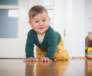 Krabbelhose für Babys: 5 Modelle, die robust und kuschelig sind