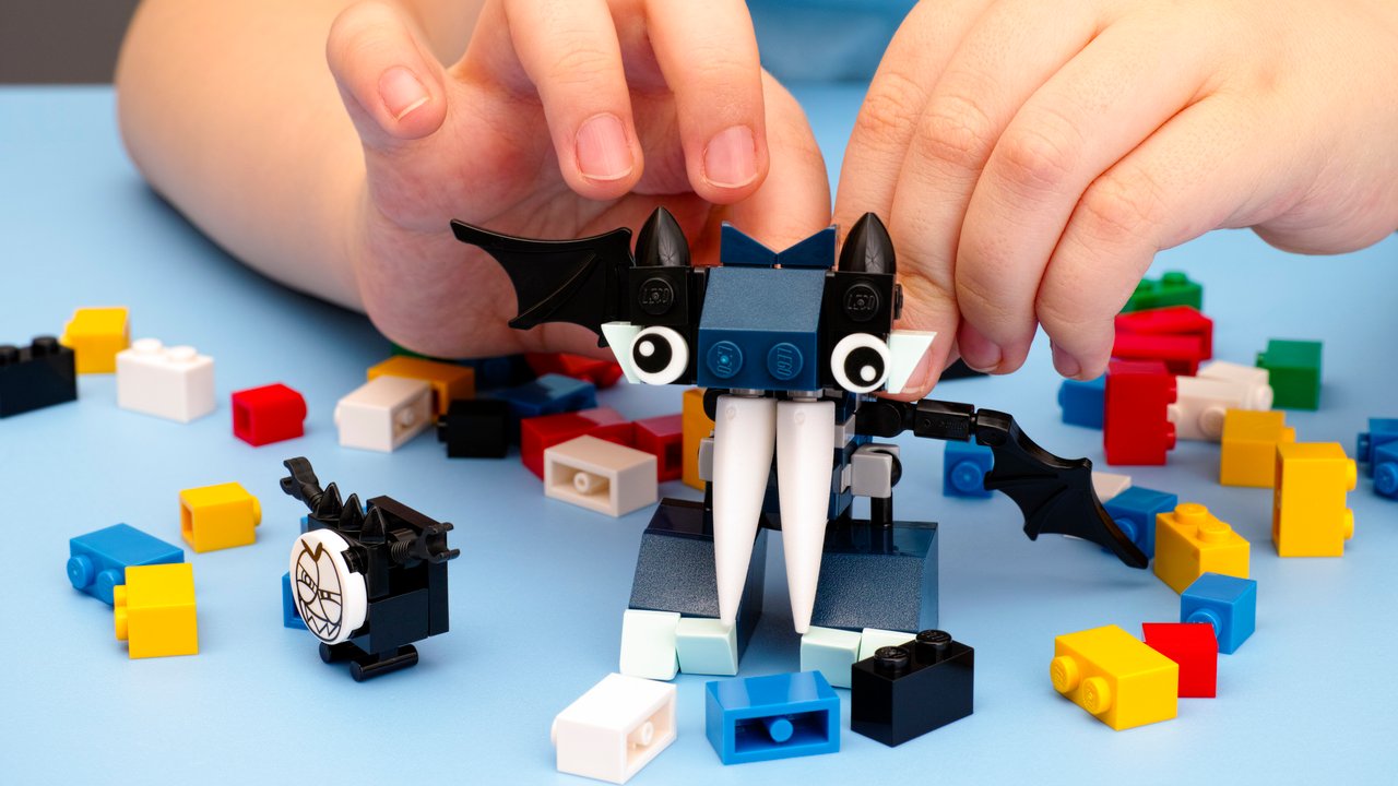 Lego-Alternative - Kind spielt Lego