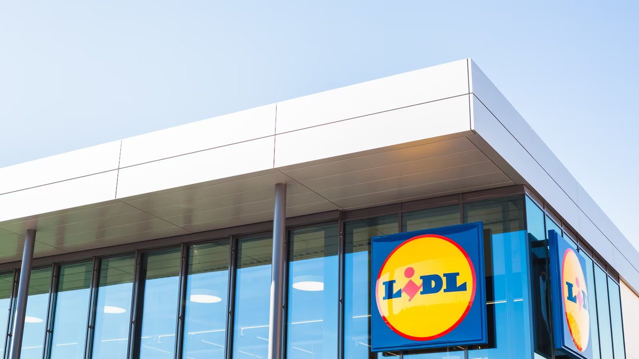 Bei Lidl gibt es den praktischen Ordnungshelfer für den Kühlschrank.