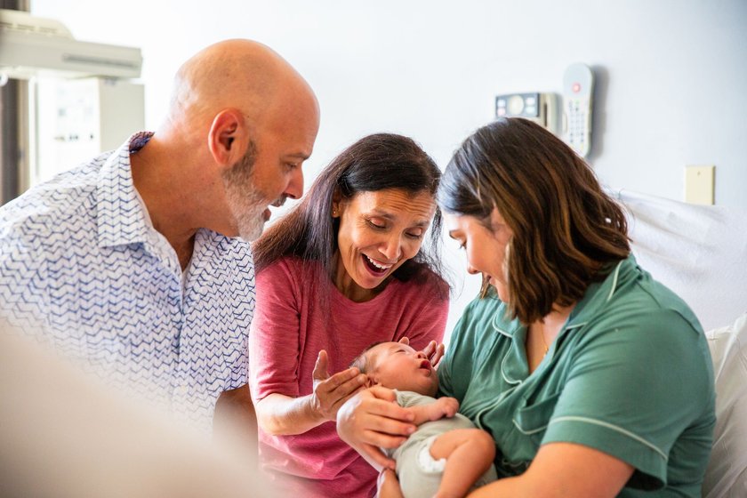 Rührende Kindermomente: Großeltern begrüßen Neugeborenes 
