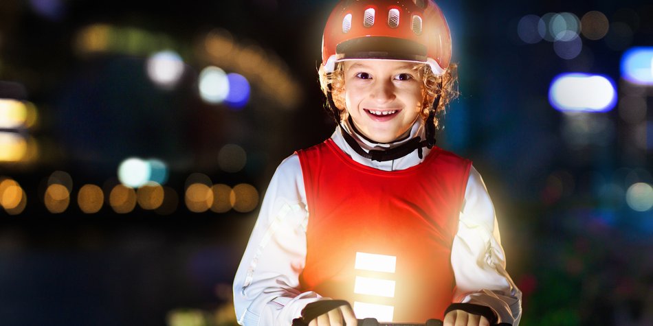 Im Dunkeln leuchten: Diese Reflektor-Varianten machen euer Kind sichtbar