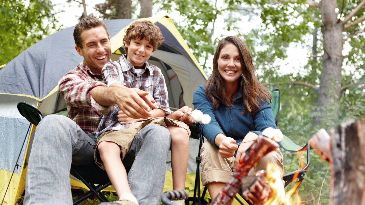 Familienzelt Test: Familie beim Zelten