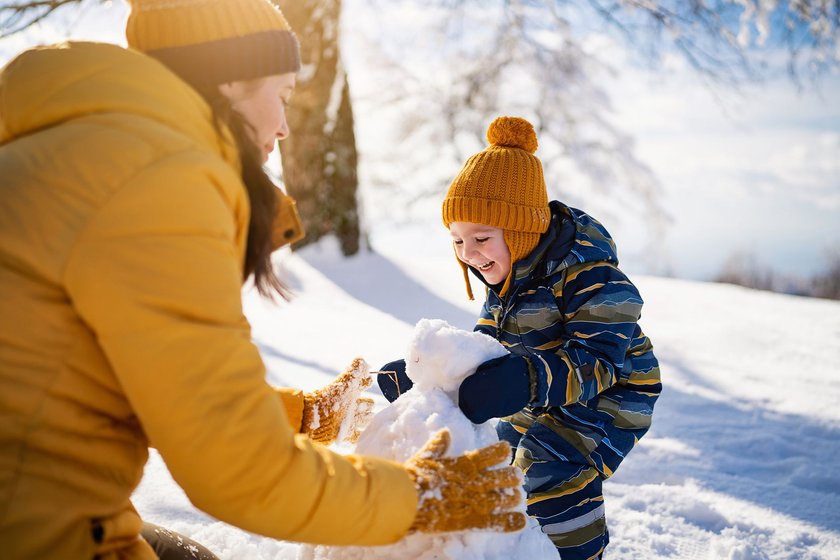 Wenn in der Vorweihnachtszeit Schnee liegt, könnt ihr zusammen einen Schneemann bauen.