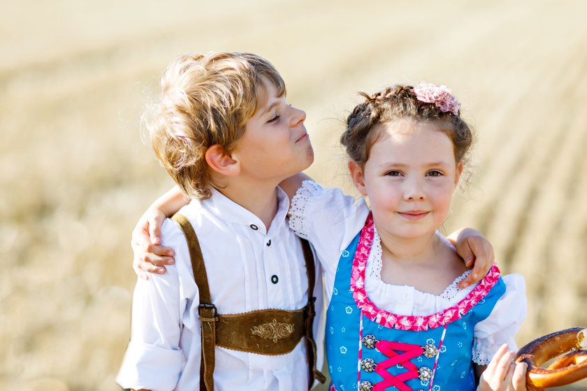 Bayerischer Junge und Mädchen Arm in Arm