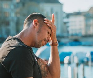 So erkennst du einen Hitzschlag oder Sonnenstich und reagierst richtig