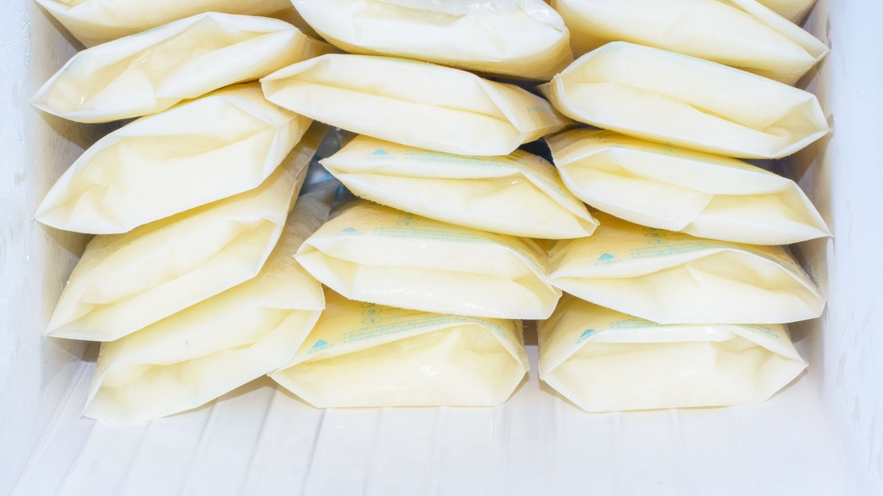 Sauberkeit, geeignete Behälter und die richtige Lagerung - darauf kommt es beim Muttermilch einfrieren an