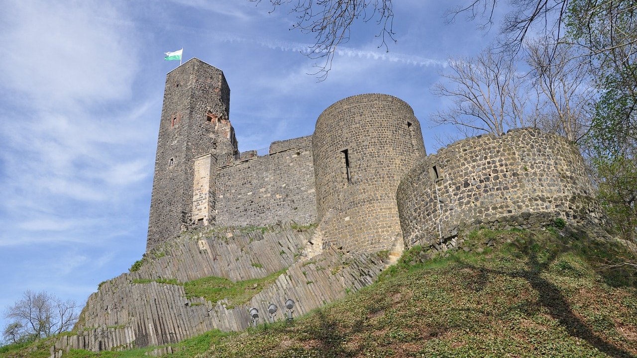 Burg Stolpen steht auf einem mächtigen Basaltfelsen über der Stadt Stolpen.