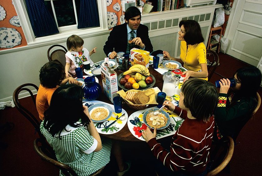 1970er Jahre: Familie sitzt am Tisch und isst