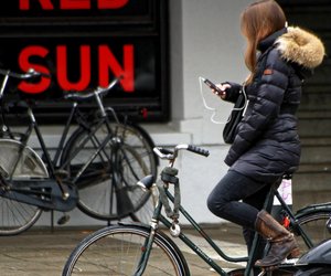 Das Handy beim Fahrradfahren nutzen: In dieser Stadt kostet das über 100 €