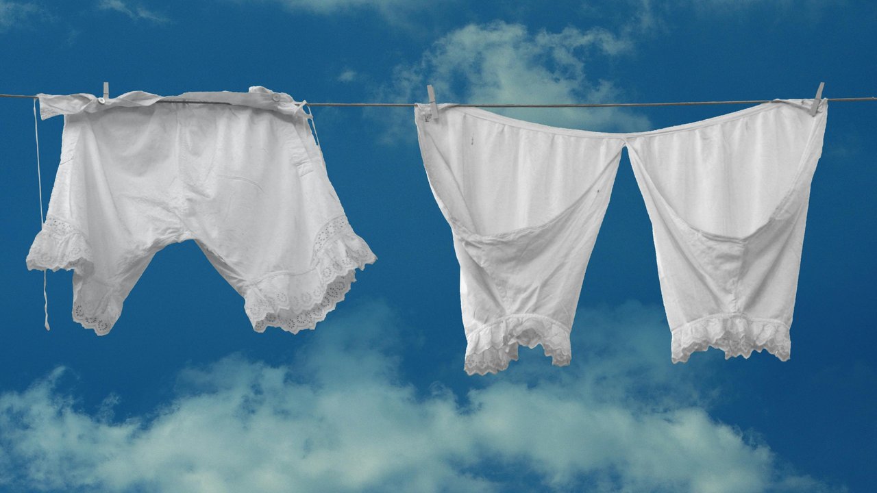 Frisch gekaufte Kleidung gehört in den meisten Fällen erstmal gewaschen.