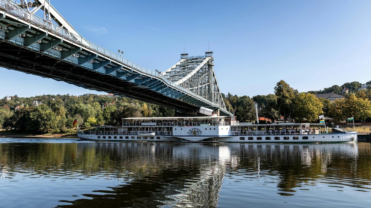 In Dresden überspannt diese Brücke – das Blaue Wunder – die Elbe.