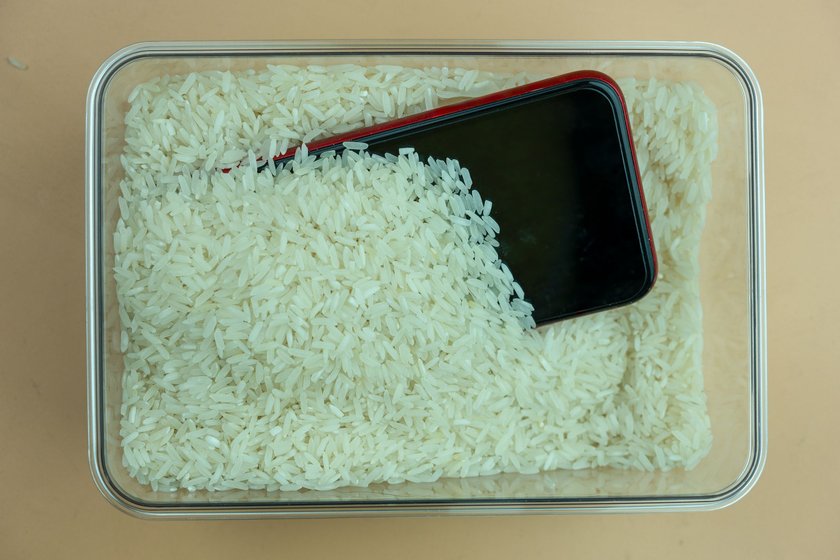 Handy in Reisschüssel