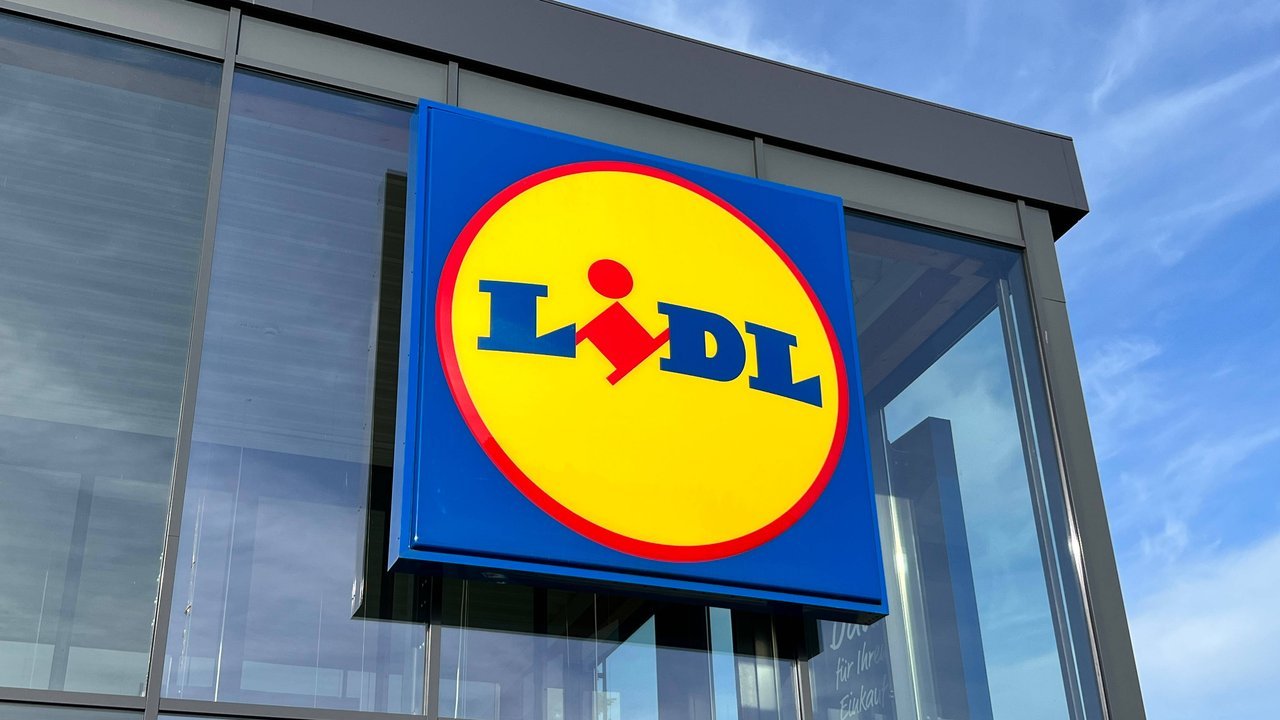 Bei Lidl gibt es eine praktische Koffer-Tischstaffelei für kleine Künstler. (© IMAGO / mix1)