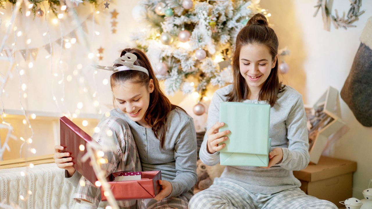 Geschenke für Teenager - Mädchen packen Geschenke aus