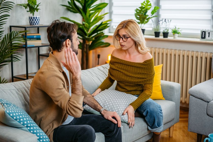 Untreue-Anzeichen: Paar unterhält sich auf der Couch