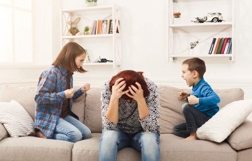 Streitende Geschwister mit gestresster Mutter