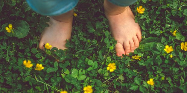 11 Gründe, warum Barfußlaufen für Kinder so gesund ist