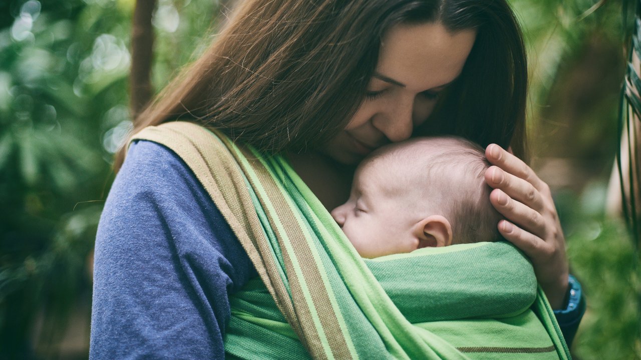 Tragetuch: Mama trägt Neugeborenes