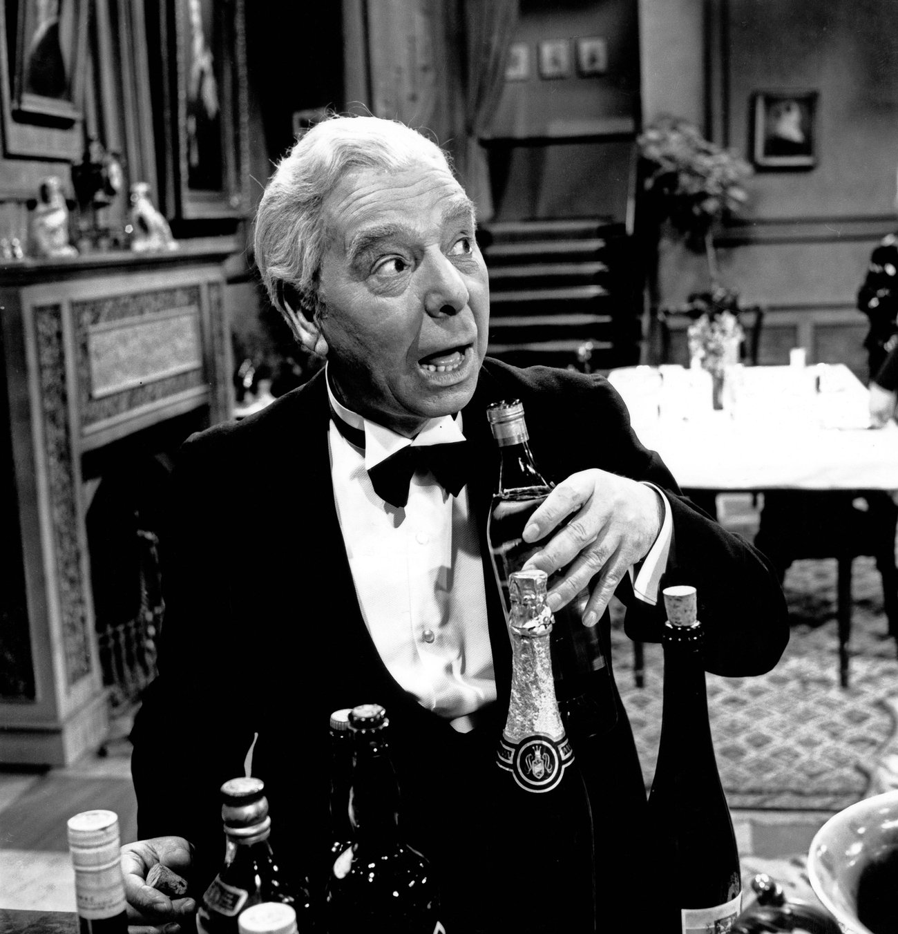 Freddie Frinton als Butler James in dem Sketch Dinner for One oder Der 90 Geburtstag als Fernsehpro Freddie Frinton als Butler James in dem Sketch Dinner for One oder Der 90 Geburtstag als Fernsehpro
