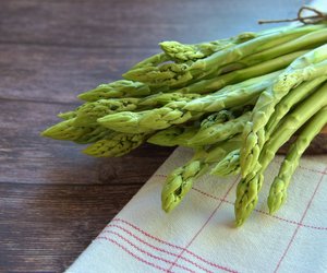 Dürfen Katzen Spargel essen? Das ist zu beachten