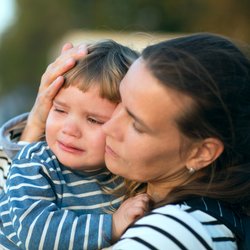 Beule am Kopf: Wann sie harmlos ist und wann ein Krankenhausbesuch nötig wird