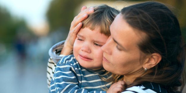 Beule am Kopf: Wann sie harmlos ist und wann ein Krankenhausbesuch nötig wird