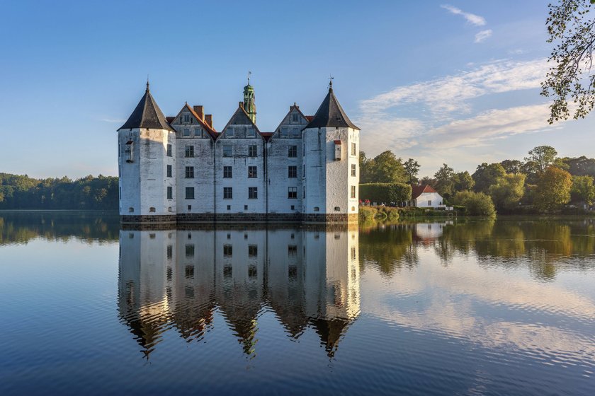 Blick auf das Wasserschloss Glücksburg in Deutschland