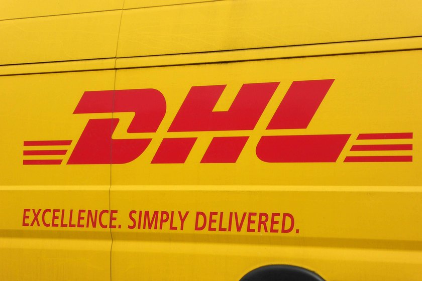 Paket und Brief Express Dienst DHL Schriftzug DHL Schriftzug *** Parcel and Letter Express Service DHL Writing DHL Writing PUBLICATIONxINxGERxSUIxAUTxONLY