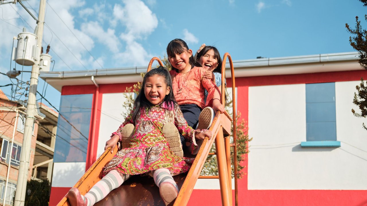 Freundschaft im Kindergarten: Kinder spielen auf der Rutsche