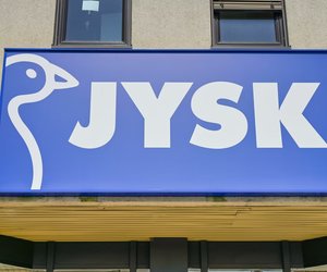 Stauraum-Helfer fürs Regal: Das Jysk-Körbchen mit geflochtenem Design