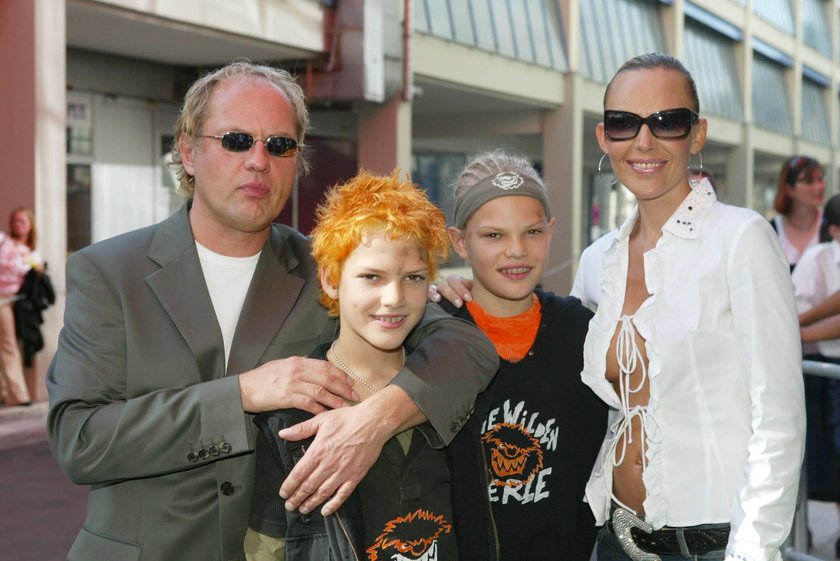 Uwe Ochsenknecht Mit Ehefrau Natascha Und Den Söhnen Wilson Gonzalez Und Jimi Blue (L)Bei Der Premiere "Die Wilden Kerle" Im Mathäser Kino In München (Photo by Franziska Krug/Getty Images)