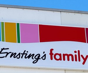 Sommer-Vibes: Bei Ernsting's family gibt es eine wunderschöne Glasflasche mit Blumen-Design