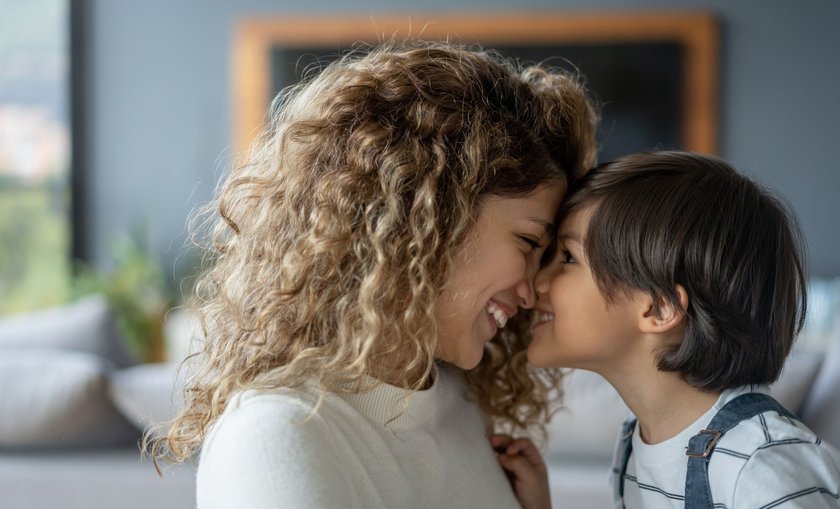 Glückliches Kind: Mama und Kind lachen sich an