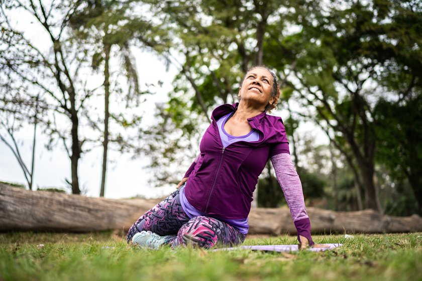 Boomer-Fitnessmythen: Frau beim Stretching im Park