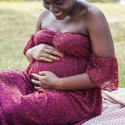 Schwanger im Sommer: 10 Tipps zum Abkühlen mit Babybauch