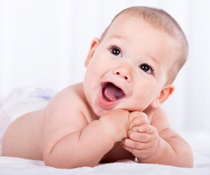 20 besonders klangvolle Babynamen für Jungen und Mädchen, die "Glück" bedeuten