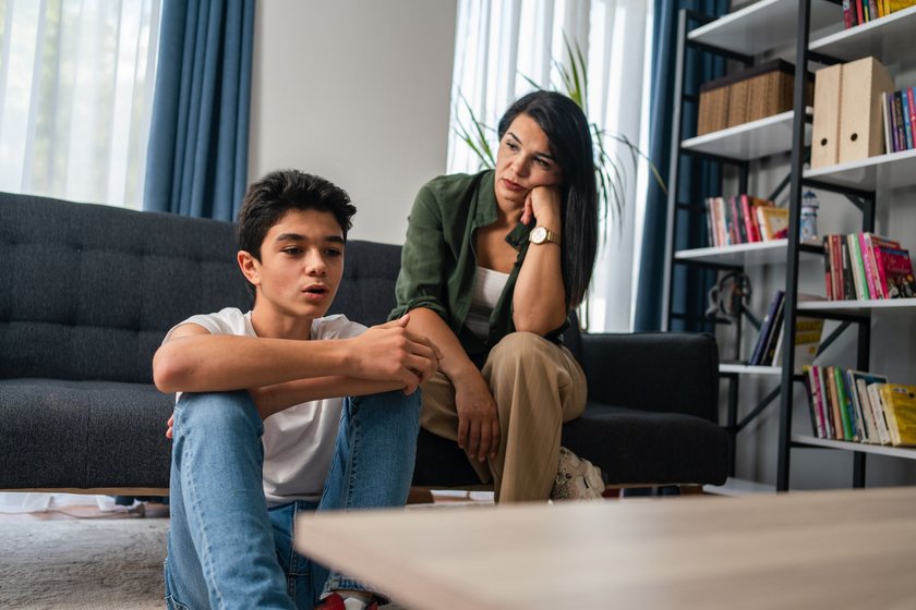 Mutter sagt zu ihrem Sohn, dass er genau so faul sei, wie sein Vater.
