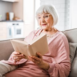 Von Liebesroman bis Thriller: 15 Buchschätze, die Oma und Opa garantiert nicht mehr weglegen können