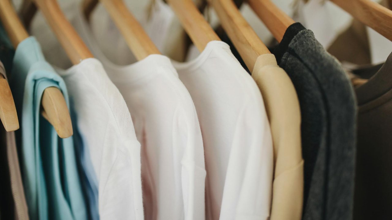 Motten können schnell einen Weg in deinen Kleiderschrank finden.