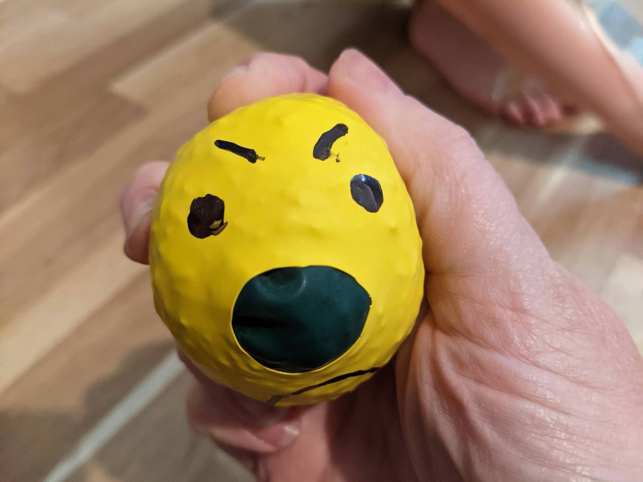 Stressball Wobble Chicken - Großer Gelber Anti-Stress Ball 13x11cm