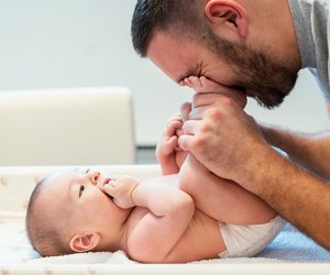 Grüner Stuhlgang beim Baby: Welche Ursachen es dafür gibt & was ihr tun könnt